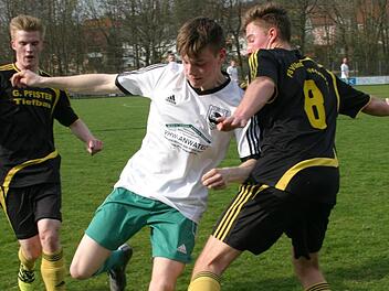 Eine starke Vorstellung im Eberner Trikot bot Nachwuchsspieler Julius Zettelmeier (grüne Hose), der das 2:0 hervorragend vorbereitete und sich gegen Zillig (Nummer 8) am Ball behauptet.