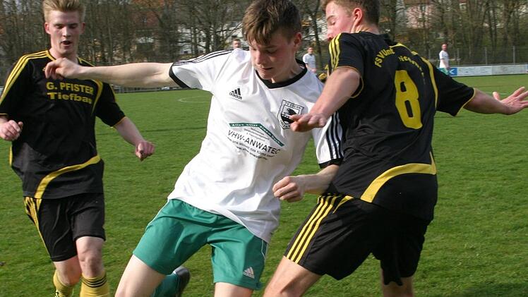 Eine starke Vorstellung im Eberner Trikot bot Nachwuchsspieler Julius Zettelmeier (grüne Hose), der das 2:0 hervorragend vorbereitete und sich gegen Zillig (Nummer 8) am Ball behauptet.