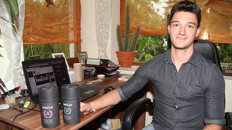 Die Proteinshakes made in Kulmbach, schmecken nussig oder fruchtig. Auch die Namen "Green Adonis" und "Pink Aphrodite" klingen verheißungsvoll. Philipp Metzner ist zufrieden mit der Erfindung. Foto: Sonny Adam