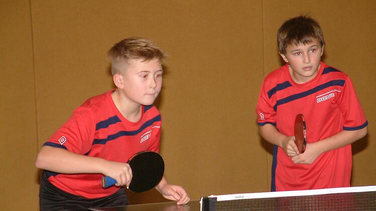 Tim Walter (links) und Luca Müller vom TSV Ebersdorf wurden überraschend Bezirksmeister im Doppel der C-Schüler. Foto: Hans Franz