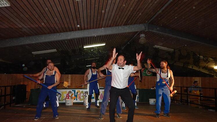 Die Boys mit dem Besen und Moderator Daniel Stöcker (vorne)Foto: Horst Wunner