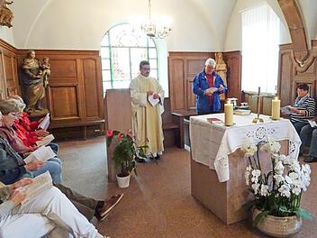 Pfarrer Joachim Cibura zelebriert die Messe im Odilienkloster. Foto: privat