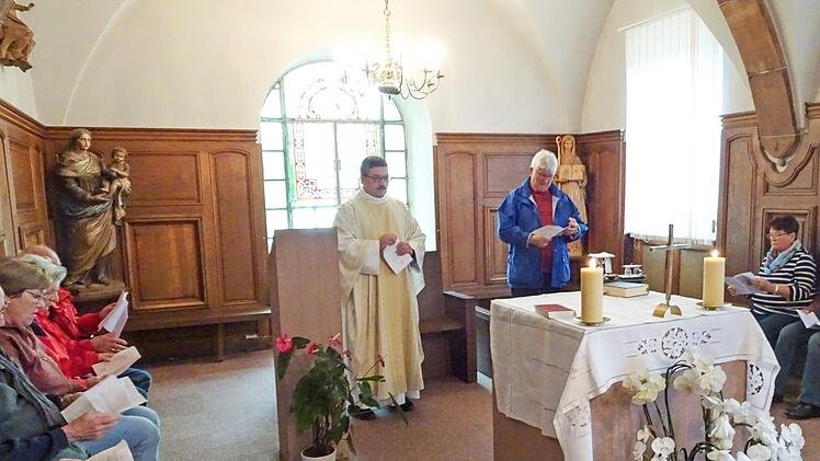 Pfarrer Joachim Cibura zelebriert die Messe im Odilienkloster. Foto: privat