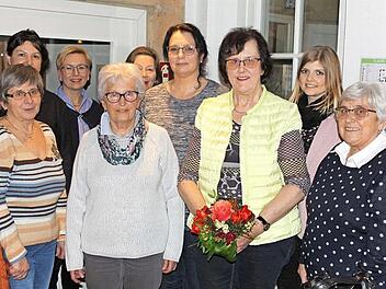 Die Neuwahlen standen bei der Frauen-Union Kronach im Mittelpunkt der Hauptversammlung, hier die neu gewählte Mannschaft mit (von links) der Zweiten Vorsitzenden Gertrud Deckelmann, Zweiter Bürgermeisterin Angela Hofmann, Kreisvorsitzender Sibylle Fugmann, der Zweiten Vorsitzenden Edda Fischer, Beisitzerin Carin Bülling, der neuen Vorsitzenden Sabine Scherbel, der scheidenden Vorsitzenden Waltraud Fehn, Beisitzerin Marie-Therese Wunder und Schatzmeisterin Mathilde Hutzl. Foto: Michael Wunder