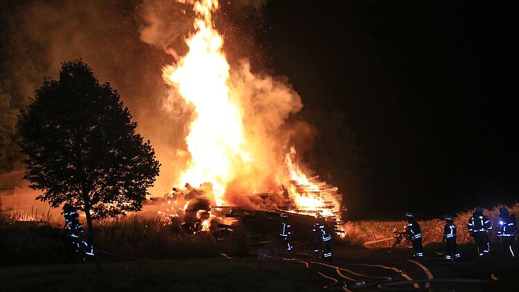 Meterhohe Flammen am Waldrand: Großbrand fordert Einsatzkräfte