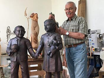 Günter Metz Bildhauermeister Günter Metz aus Langenleiten schuf für die Kindertagesstätte in Thulba eine Bronzeskulptur mit zwei lebensgroßen Kindergartenkindern.  Foto: Heike Metz