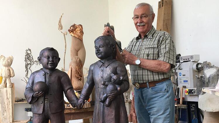 Günter Metz Bildhauermeister Günter Metz aus Langenleiten schuf für die Kindertagesstätte in Thulba eine Bronzeskulptur mit zwei lebensgroßen Kindergartenkindern.  Foto: Heike Metz