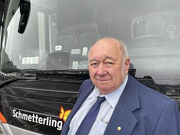 Fritz Buchfelder vor seinem Bus  Foto: privat