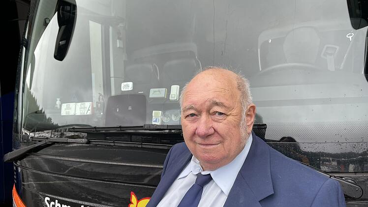 Fritz Buchfelder vor seinem Bus  Foto: privat