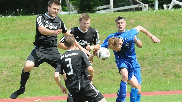 Zu dritt keinen Zugriff haben die Ramsthaler (von links) Matthias Mock, Willi Voss und Enrico Ott im Testspiel auf Julian Hüfner (vorne) und Florin Popa (beide FC Bad Kissingen).