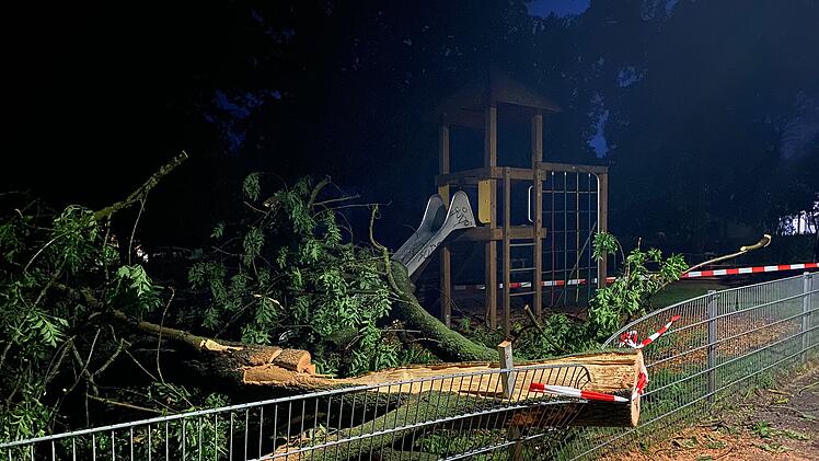 Starkregen, Stürme und Windhosen: Starkes Unwetter zieht über Bayern