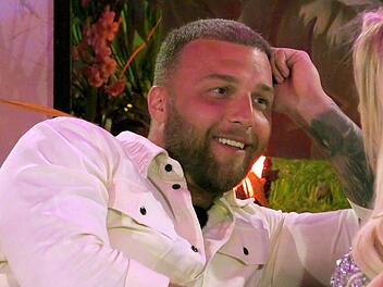 "Deine tollen hellen Augen...": Filip ist so hingerissen von Laura, dass er den Namen seiner Couple-Partnerin Tatum vergisst