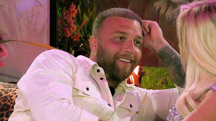 "Deine tollen hellen Augen...": Filip ist so hingerissen von Laura, dass er den Namen seiner Couple-Partnerin Tatum vergisst