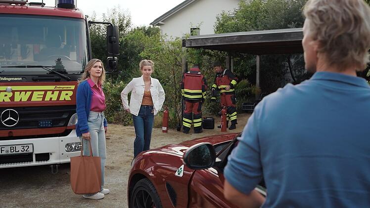 Um die freiwillige Feuerwehr zu retten, muss Frieda auch B&uuml;rgermeister Felix (Christopher Kohn) auf ihre Seite ziehen.