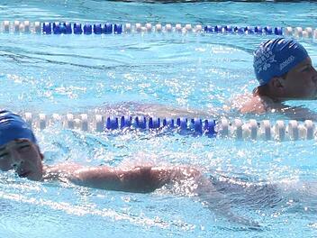Zwar mag es aussehen, wie eine willkommene Abwechslung bei der Hitze, aber für die Schwimmer beim Höchstadter Schüler-Triathlon waren die Bahnen auch eine kraftraubende Angelegenheit. Fotos: Christian Bauriedel