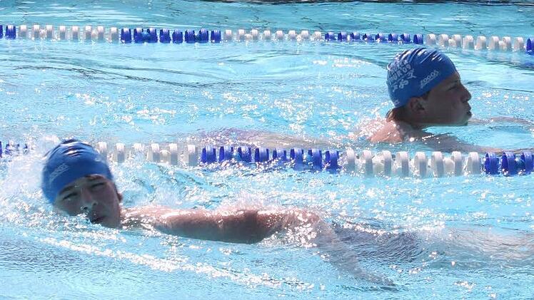 Zwar mag es aussehen, wie eine willkommene Abwechslung bei der Hitze, aber für die Schwimmer beim Höchstadter Schüler-Triathlon waren die Bahnen auch eine kraftraubende Angelegenheit. Fotos: Christian Bauriedel