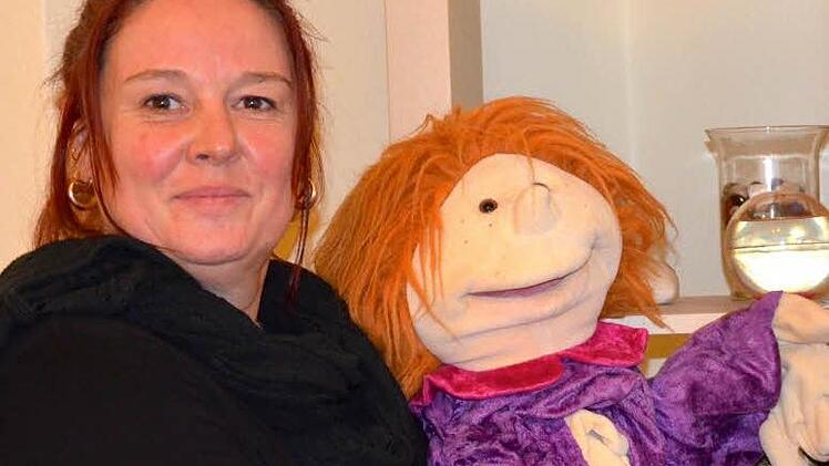 Über die Puppe Hilde kommt Anja Rapp vom Projekt ,,Gute Zeiten - schlechte Zeiten'' mit Kindern psychisch kranker Eltern leicht ins Gespräch. Foto: Pat Christ