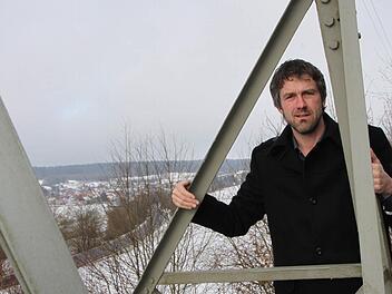 Jochen Vogel auf einem Strommasten bei Waldfenster: Als Vorsitzender des Vereins Rhönlink kämpft er gegen den Bau der Stromtrasse Südlink. Foto: Ulrike Müller