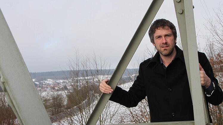 Jochen Vogel auf einem Strommasten bei Waldfenster: Als Vorsitzender des Vereins Rhönlink kämpft er gegen den Bau der Stromtrasse Südlink. Foto: Ulrike Müller