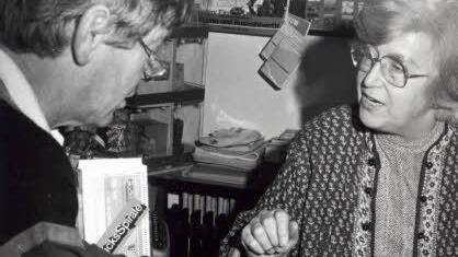 Welche Zahlen werden wohl gezogen? Die damalige Lotto-Hauptstellen-Chefin Walpurga Benker fachsimpelt mit Konditor Karl Rohleder. Foto: privat