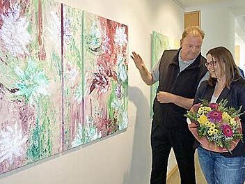 Lisa Fries und der Leiter der bayerischen Tourismus GmbH Michael Pfaff bei der Besichtigung ihrer neuen Ausstellung im Bruder-Franz-Haus.  Foto: Marion Eckert