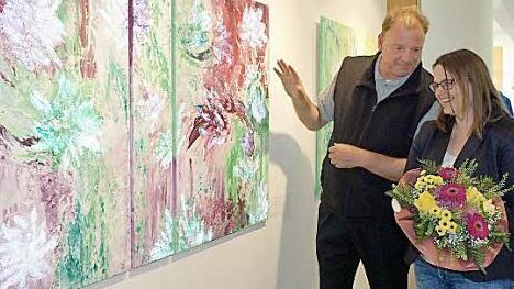 Lisa Fries und der Leiter der bayerischen Tourismus GmbH Michael Pfaff bei der Besichtigung ihrer neuen Ausstellung im Bruder-Franz-Haus.  Foto: Marion Eckert