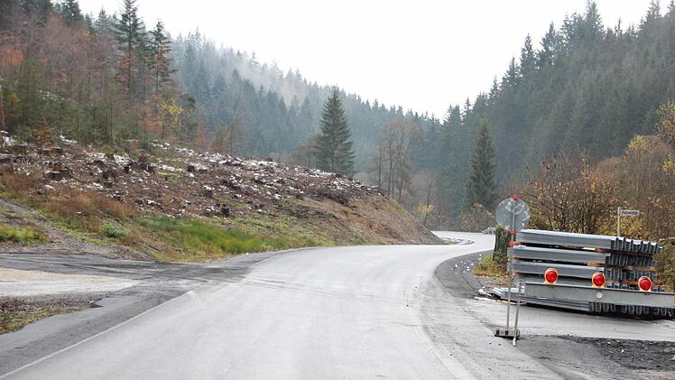 Der halbe Hang an der Felsmühle wurde gerodet, die Straße windet sich um den Fels herum.  Foto: Friedwald Schedel