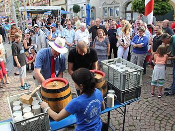 Gar nicht so einfach: der Bieranstich zu einem großen Fest.Fotos. Ralf Kestel