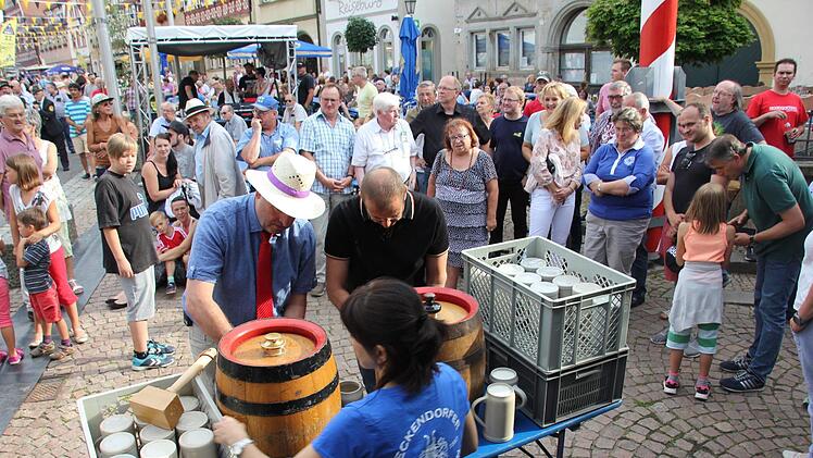 Gar nicht so einfach: der Bieranstich zu einem großen Fest.Fotos. Ralf Kestel