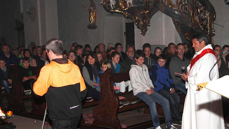 Diakon Joachim Stapf (rechts) und Jugendseelsorger Matthias Vetter (links) begleiteten die Firmlinge und Besucher  durch die eindrucksvolle Feier.Foto: Günther Geiling