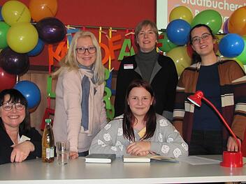 Eileen Böhm (sitzt in der Mitte) ist die Coburger Kreissiegerin im mittlerweile 59. Vorlesewetttbewerb des Deutschen Buchhandels. Mit ihr freuen sich (von links) Andrea Burgsmüller von der Stadtbücherei Coburg, ihre Großmutter Antonia Böhm, Martina Riegert von der Buchhandlung Riemann sowie Eileens Deutschlehrerin Studienreferendarin Zeynep Ölmez. Foto: Martin Koch