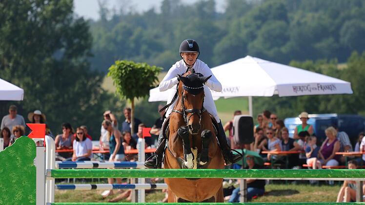 Einen Sieg bei einem der hochkarätigen S-Springen schnappte sich mit Eva-Maria Müller die Lokalmatadorin von der RSG Detter-Weißenbach.Sebastian Schmitt