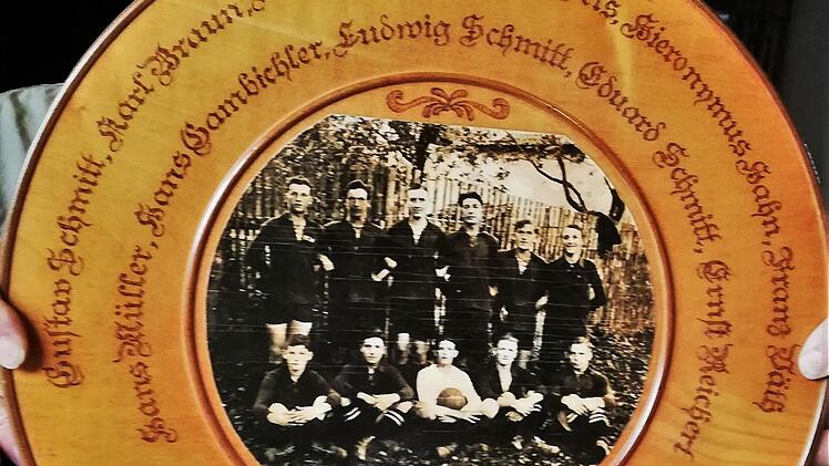 Eine Holzschale zum 60. Gründungsfest mit einem Foto der ersten Fußball-Elf von 1921. Foto: Sigismund von Dobschütz