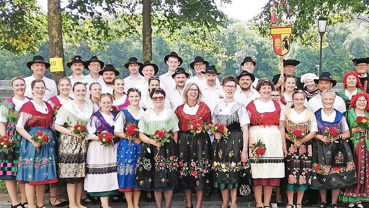 Die Mitglieder des Heroldsbacher Heimat- und Trachtenvereins hatten sich f&uuml;r den Umzug herausgeputzt.