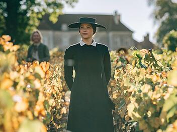Die Witwe Cliquot Barbe-Nicole Clicquot Ponsardin (Haley Bennett) will ihren Champagner stets verfeinern.