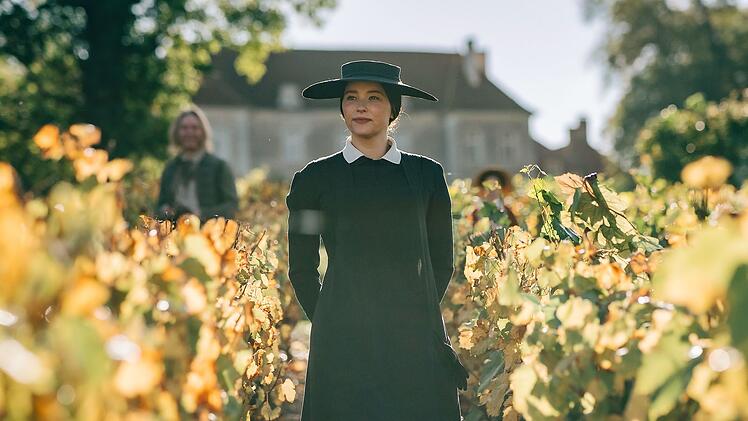 Barbe-Nicole Clicquot Ponsardin (Haley Bennett) will ihren Champagner stets verfeinern.
