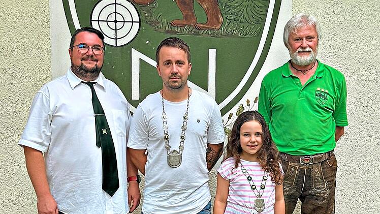 Vorsitzender Sascha Gra&szlig;muck ( Volksk&ouml;nig Jan Schulthei&szlig; und Jugendvolksk&ouml;nigin Lotta Karl mit Sch&uuml;tzenmeister Thomas Scheler (von links).SG Neuensorg