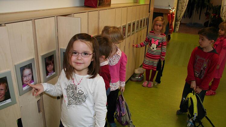 : Das Foto zeigt Lina und den übrigen Kindern den Weg zu ihrem Schrank.