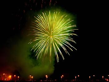 Auch bei leichtem Regen eine Augenweide: Feuerwerk über Bad Kissingen zum Abschluss des Rakoczy-Festes 2013. Foto: Michael Röhner