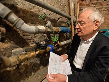 Der Blick auf die Wasseruhr macht Gunther Pohl kein Vergnügen: Die Stadtwerke überraschten mit einer 958-prozentigen Anhebung des Grundpreises.  Foto: Ronald Rinklef