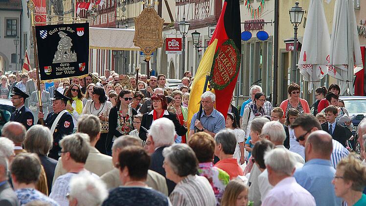 In Haßfurt fanden sich viele Gläubige zur Fronleichnamsprozession. Foto: Rene Ruprecht