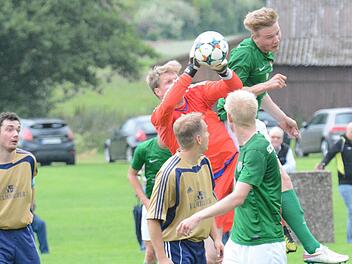 Sicher zupacken: Riedenbergs Keeper Florian Dorn gegen den Schweinfurter Steffen Behr. Foto: ssp
