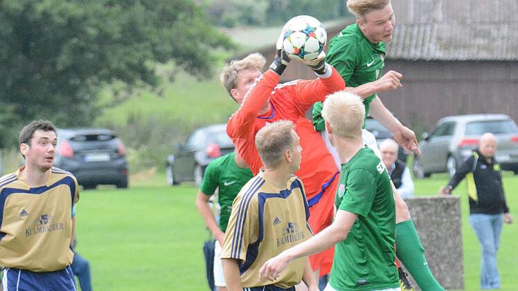 Sicher zupacken: Riedenbergs Keeper Florian Dorn gegen den Schweinfurter Steffen Behr. Foto: ssp