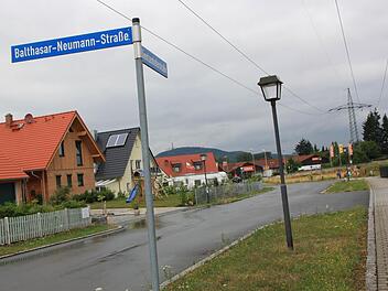 In Verlängerung der Dientzenhoferstraße ab der Einmündung der Balthasar-Neumann-Straße könnte die "kleine Umgehung" parallel am Friedhof entlang zur Prächtinger Straße geführt werden. Foto: Matthias Einwag