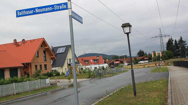 In Verlängerung der Dientzenhoferstraße ab der Einmündung der Balthasar-Neumann-Straße könnte die "kleine Umgehung" parallel am Friedhof entlang zur Prächtinger Straße geführt werden. Foto: Matthias Einwag