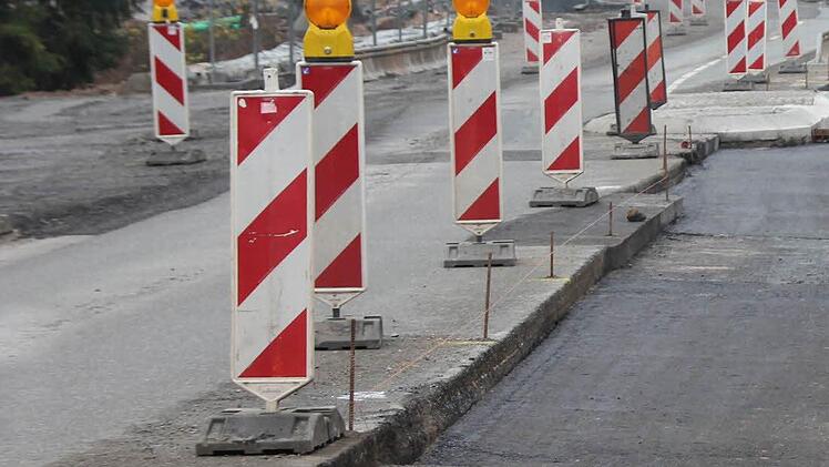 Blick auf die Baustelle. Während der Arbeiten wird der Verkehr aus Richtung Nordbrücke links vorbeigeführt.  Foto: Friedwald Schedel