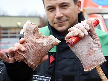 An zwei aus Hackfleisch nachgebildeten Händen zeigt ein Feuerwehrmann die Sprengwirkung eines sogenannten Polen-Böllers. Rechts liegt ein Böller in der Hand, links der Zustand nach einer Explosion.  Foto: Bodo Marks/dpa