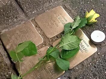 Kleine Metallplatten, wie diese hier im Steinweg, erinnern an Coburger Opfer der Nazizeit. 120 dieser Stolpersteine wurden bis 2013 vor deren einstigen Wohnungen in Coburg verlegt. Foto: Archiv/Jochen Berger