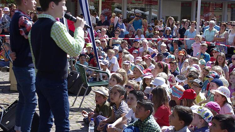 "Volles Haus" beim Auftritt in der Saalestadt beim Auftritt von Rolf Zuckowski und seinen Hamburger Jungs. Trotz sommerlicher Hitze ließen sich die Zuhörer eineinhalb Stunden in den Bann ziehen. Foto: Winfried Ehling