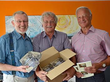 Viele Jahre haben Klaus Wehner (rechts) und Alois Müller (Mitte) die Bewässerungsanlagen entlang des Baches Aschach zu erkundet. Ihre Erkenntnisse haben sie schriftlich festgehalten und nun in einem Buch veröffentlicht, das nur im Rathaus erhältlich ist. Links Bürgermeister Waldemar Bug.  Foto: K. Kupka-Hahn